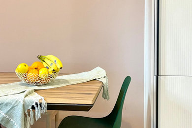 Foto di una sala da pranzo aperta verso la cucina minimal di medie dimensioni con pareti rosa e parquet chiaro