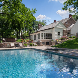 Großer Klassischer Pool hinter dem Haus in rechteckiger Form mit Granitsplitt in Philadelphia