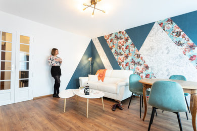 Idée de décoration pour un salon design de taille moyenne avec un mur bleu, un sol en contreplaqué, un sol marron et du papier peint.
