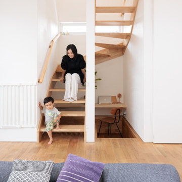 スケルトン階段の下にはちょっとしたスタディスペースを。 2段下がったところにあるので籠り感と安心感も◎