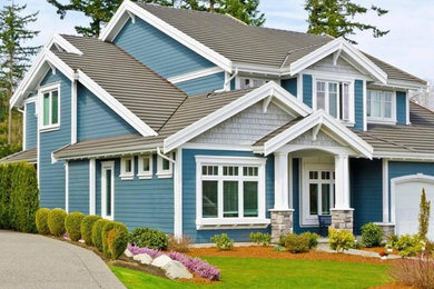 Example of an arts and crafts exterior home design in Detroit
