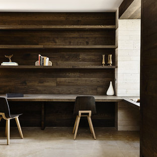 Inspiration för moderna hemmabibliotek, med kalkstensgolv och ett inbyggt skrivbord