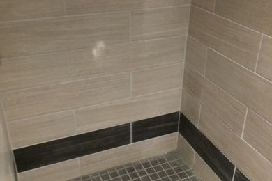 Exemple d'une salle de bain tendance avec un carrelage beige.