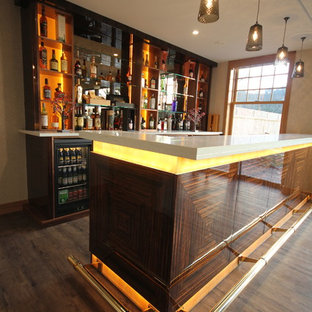 チェシャーの大きいモダンスタイルのおしゃれなウェットバー (アンダーカウンターシンク、フラットパネル扉のキャビネット、濃色木目調キャビネット、クオーツストーンカウンター、塗装フローリング、ミラータイルのキッチンパネル) の写真
