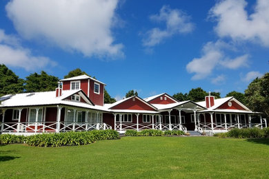 Inspiration for a farmhouse exterior home remodel in Hawaii