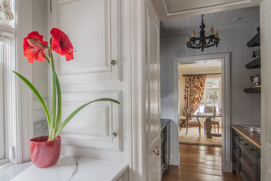 Inspiration for a timeless dining room remodel in Montreal