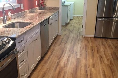 Kitchen - transitional kitchen idea in St Louis