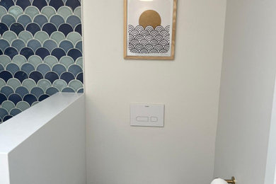 Imagen de cuarto de baño doble y a medida moderno de tamaño medio con puertas de armario blancas, baldosas y/o azulejos azules, aseo y ducha y encimeras blancas