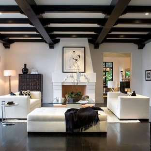 Diseño de salón con rincón musical mediterráneo con paredes blancas, suelo de madera oscura, chimenea tradicional y suelo negro