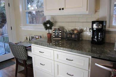 Kitchen - traditional kitchen idea in San Francisco