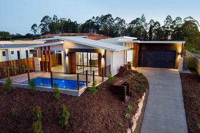 Photo of a mid-sized contemporary home design in Sunshine Coast.