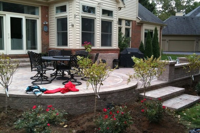 Example of a classic patio design in Detroit