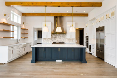 Kitchen - cottage kitchen idea in Denver