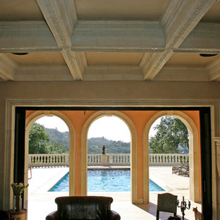Imagen de salón para visitas abierto, mediterráneo, grande, sin televisor, con paredes beige, suelo de cemento, chimenea tradicional y marco de chimenea de hormigón