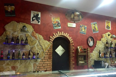 Esempio di una taverna country di medie dimensioni con pareti rosse