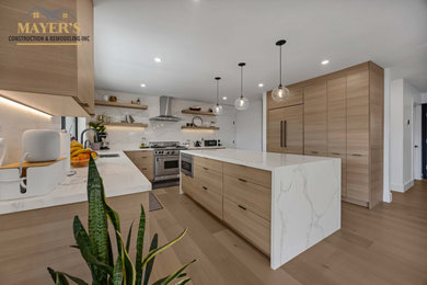 Example of a minimalist kitchen design in San Francisco
