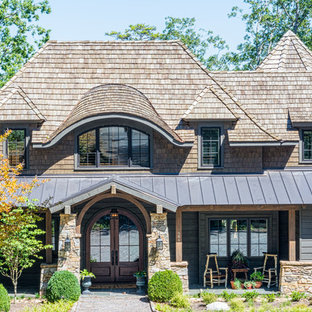 Rustik inredning av ett hus, med två våningar och tak i shingel