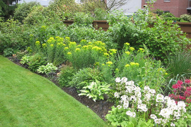 Inspiration for a traditional landscaping in Vancouver.