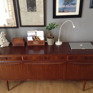 Foto di un piccolo soggiorno moderno chiuso con sala della musica, pareti verdi e parquet chiaro