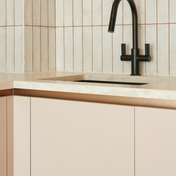 Japandi-inspired Kitchen with Bronze Handleless Channel