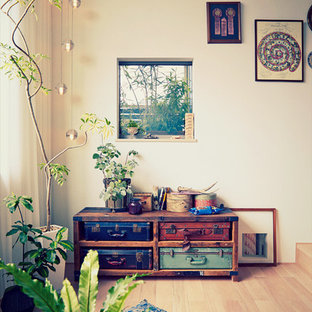 Foto di un piccolo soggiorno rustico con pareti bianche e parquet chiaro