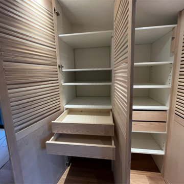 Dressing avec portes persiennes en frêne massif