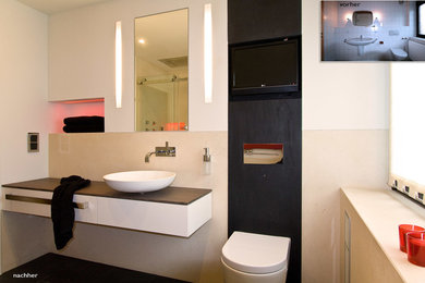 Design ideas for a contemporary bathroom in Hanover.