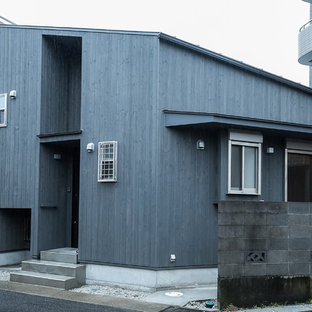 他の地域のアジアンスタイルのおしゃれな家の外観 (木材サイディング、戸建、黒い外壁、片流れ屋根、金属屋根) の写真