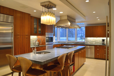 Inspiration for a transitional kitchen remodel in Cleveland