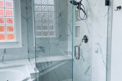 Diseño de cuarto de baño principal y gris y blanco moderno de tamaño medio con bañera esquinera, ducha con puerta con bisagras, ducha esquinera y baldosas y/o azulejos de mármol