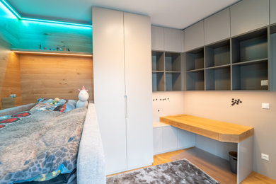Mittelgroßes Modernes Kinderzimmer mit Arbeitsecke und hellem Holzboden in Frankfurt am Main