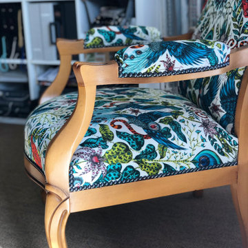 Fauteuil Voltaire tissu imprimé exotique
