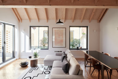 Großes, Repräsentatives, Fernseherloses, Offenes Modernes Wohnzimmer mit weißer Wandfarbe, hellem Holzboden und gewölbter Decke in London