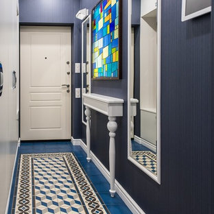 Inspiration för eklektiska ingångspartier, med blå väggar, en enkeldörr, en vit dörr och blått golv