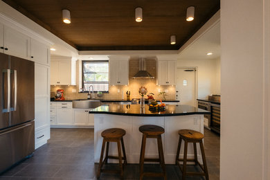 Kitchen - transitional kitchen idea in Hawaii