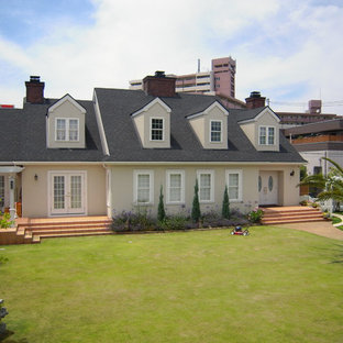 他の地域のサンタフェスタイルのおしゃれな白い家 (切妻屋根) の写真