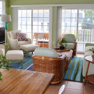 Immagine di un piccolo soggiorno stile marino aperto con pareti verdi, pavimento con piastrelle in ceramica, nessun camino e TV autoportante