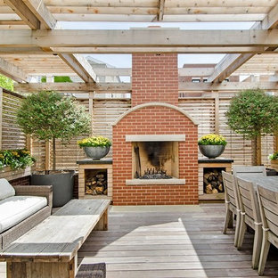 シカゴのトラディショナルスタイルのおしゃれなデッキ (ファイヤーピット、パーゴラ) の写真