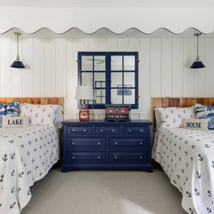 Foto di una grande cameretta per bambini stile marinaro con pareti gialle, moquette, pavimento beige e pannellatura