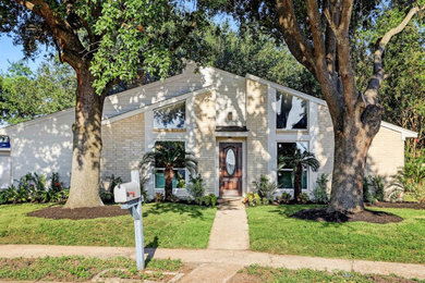 Transitional home design photo in Houston