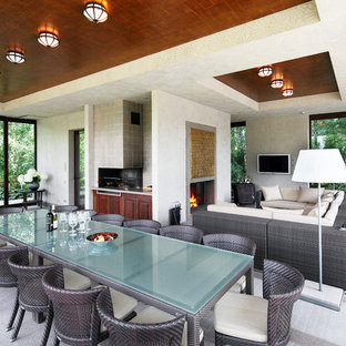 На фото: гостиные-столовые в современном стиле с белыми стенами, стандартным камином и фасадом камина из штукатурки