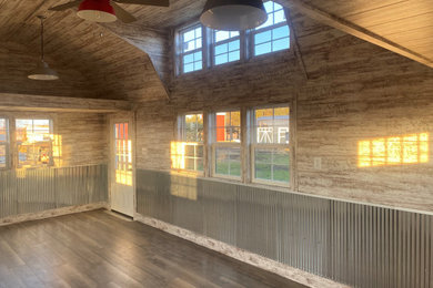 Imagen de despacho campestre de tamaño medio con paredes blancas, suelo laminado, suelo gris, machihembrado y machihembrado