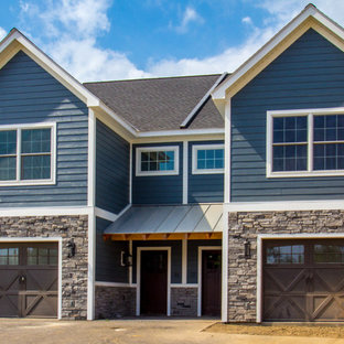 Выдающиеся фото от архитекторов и дизайнеров интерьера: двухэтажный, большой фасад дуплекса синего цвета в классическом стиле с комбинированной облицовкой, двускатной крышей и крышей из гибкой черепицы