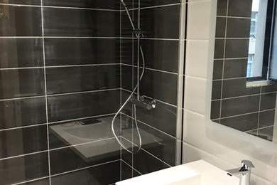 Idéer för ett mellanstort modernt vit en-suite badrum, med släta luckor, svarta skåp, en kantlös dusch, svart kakel, keramikplattor, vita väggar, ett konsol handfat, med dusch som är öppen, klinkergolv i keramik och svart golv