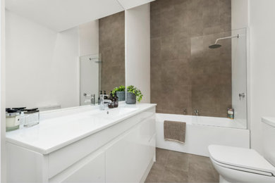 Inspiration for a transitional bathroom in Melbourne.