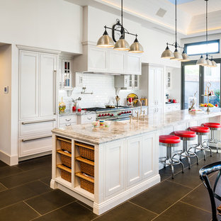 Zweizeilige, Geräumige Klassische Küche mit Landhausspüle, weißen Schränken, Granit-Arbeitsplatte, Küchenrückwand in Weiß, Kücheninsel, Rückwand aus Metrofliesen, Vorratsschrank, Schrankfronten im Shaker-Stil, Küchengeräten aus Edelstahl, Porzellan-Bodenfliesen, grauem Boden und bunter Arbeitsplatte in Melbourne