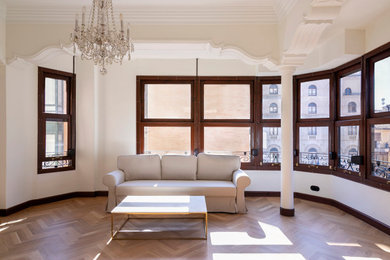 This is an example of a large traditional enclosed living room in Valencia.