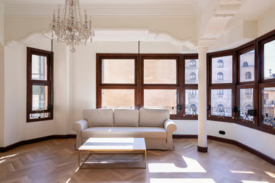 Foto de salón cerrado clásico renovado grande