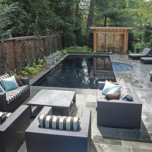 Kleiner Moderner Pool hinter dem Haus in rechteckiger Form mit Wasserspiel und Natursteinplatten in Toronto