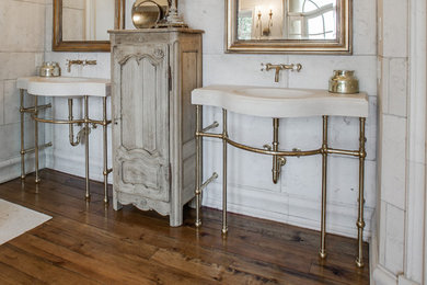 Example of a classic bathroom design in Dallas